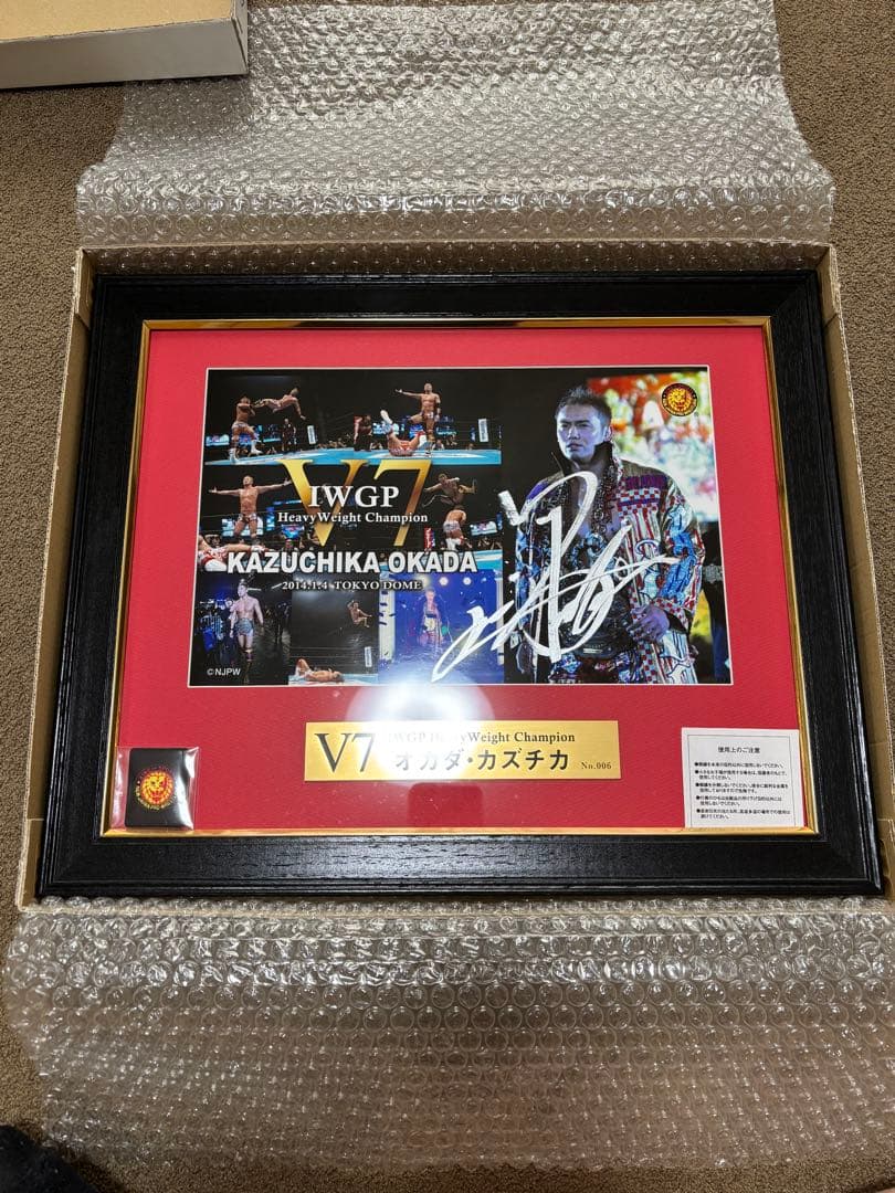 AEW (元新日本プロレス)　オカダ・カズチカ　直筆サイン入りフォトフレーム