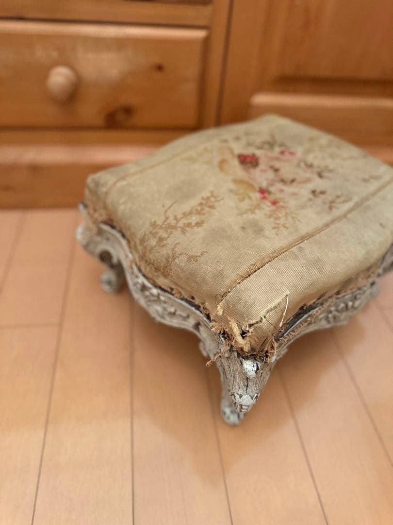 フランスアンティーク 花柄刺繍シャビーなフットスツールデコラティブ脚