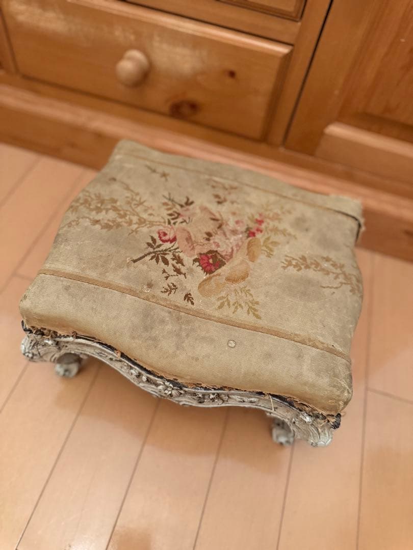 フランスアンティーク 花柄刺繍シャビーなフットスツールデコラティブ脚