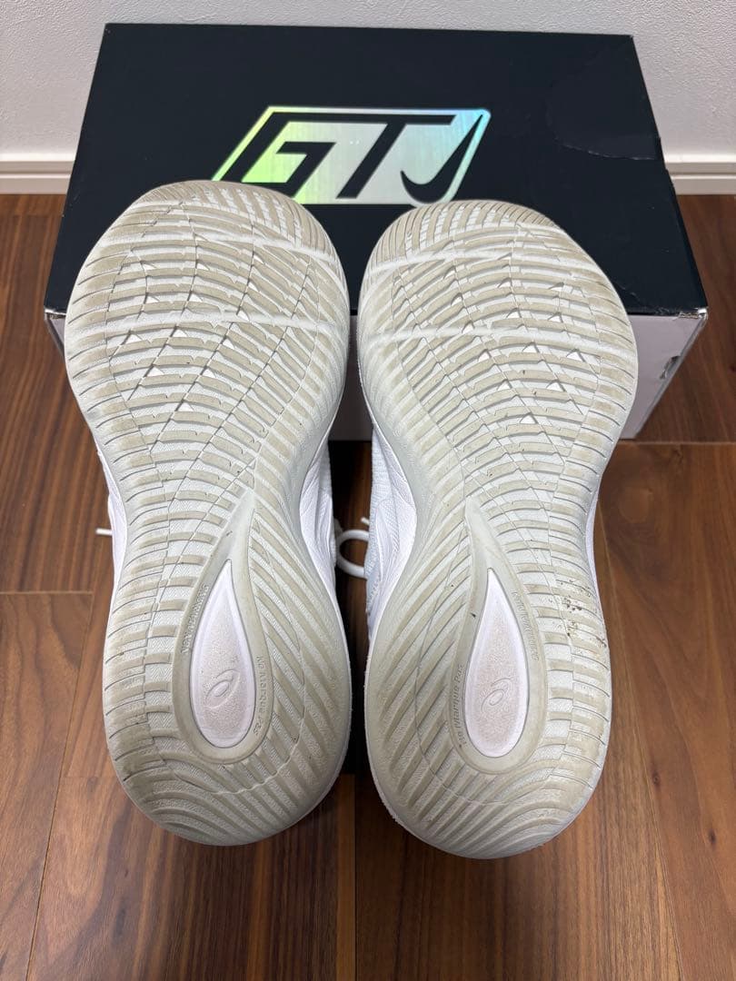 【美品】アシックス NOVA SURGE 3 ノヴァサージ3 バッシュ　ホワイト