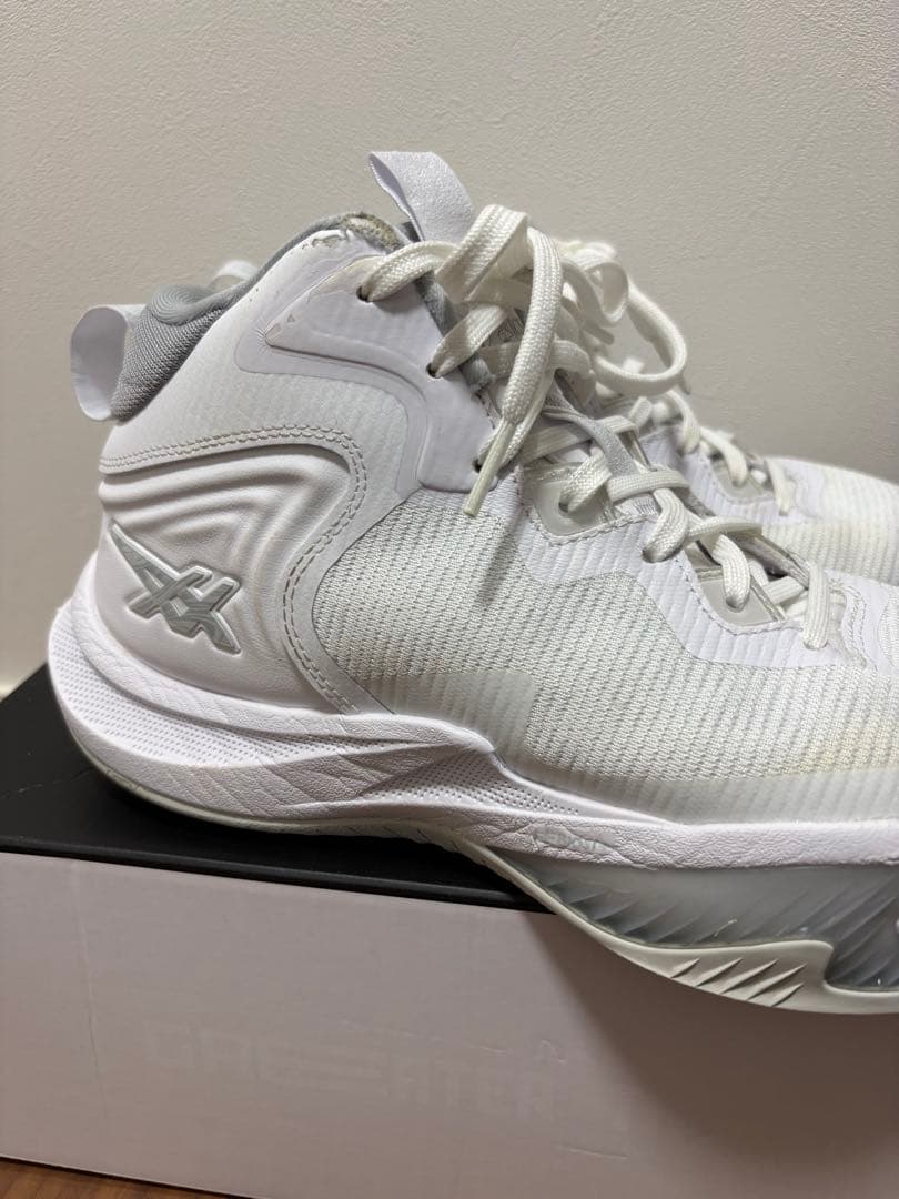 【美品】アシックス NOVA SURGE 3 ノヴァサージ3 バッシュ　ホワイト