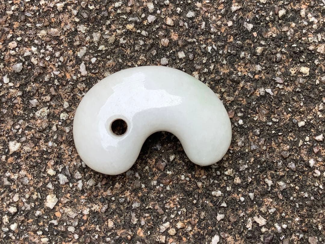 ✳白*混じり無し単色　糸魚川翡翠勾玉　本物ジェダイト　鑑別付　吉祥開運お守りに‼️