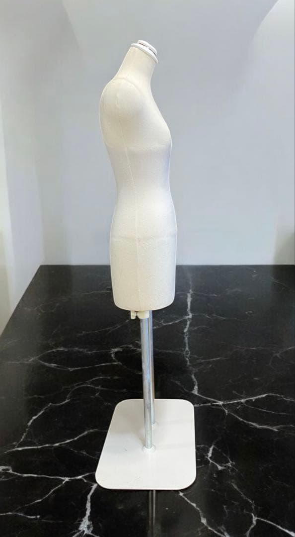 2本脚でミドルエイジ体型の女性トルソー　マネキン　スチール台座で安定感抜群！