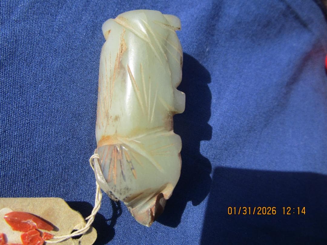 中国　玉　石細工　彫り物　根付　当時の札付き　翡翠【?】 工芸品　細工物　1個