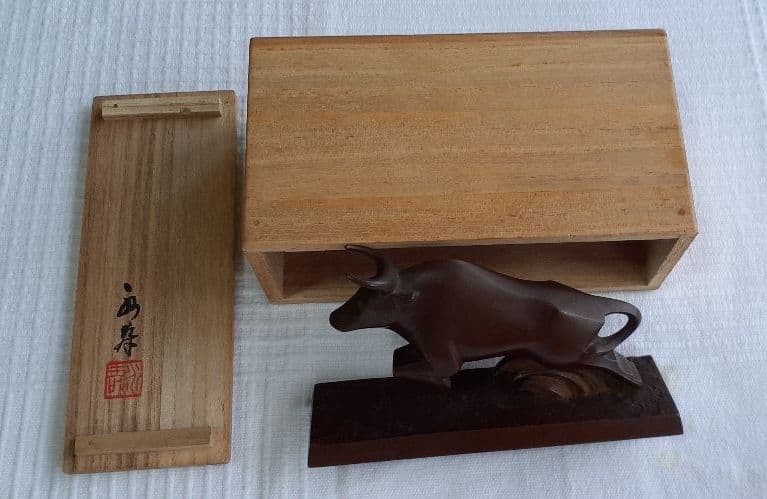 津田永寿作の銅製の牛像です。