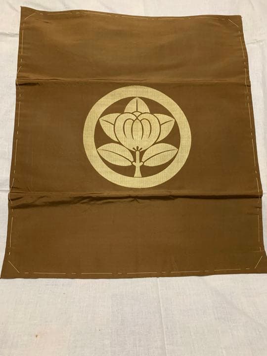 掛け軸2本と家紋付タペストリー