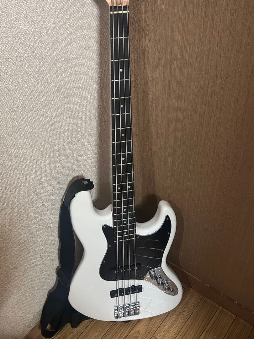 ホワイトエレキベース 4弦 ストラップ付き