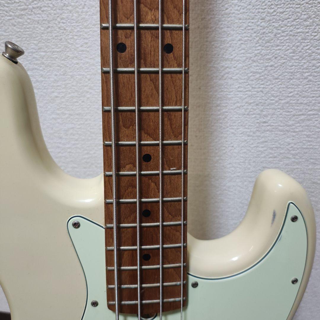 Bacchus エレキベース アイボリー　ベース