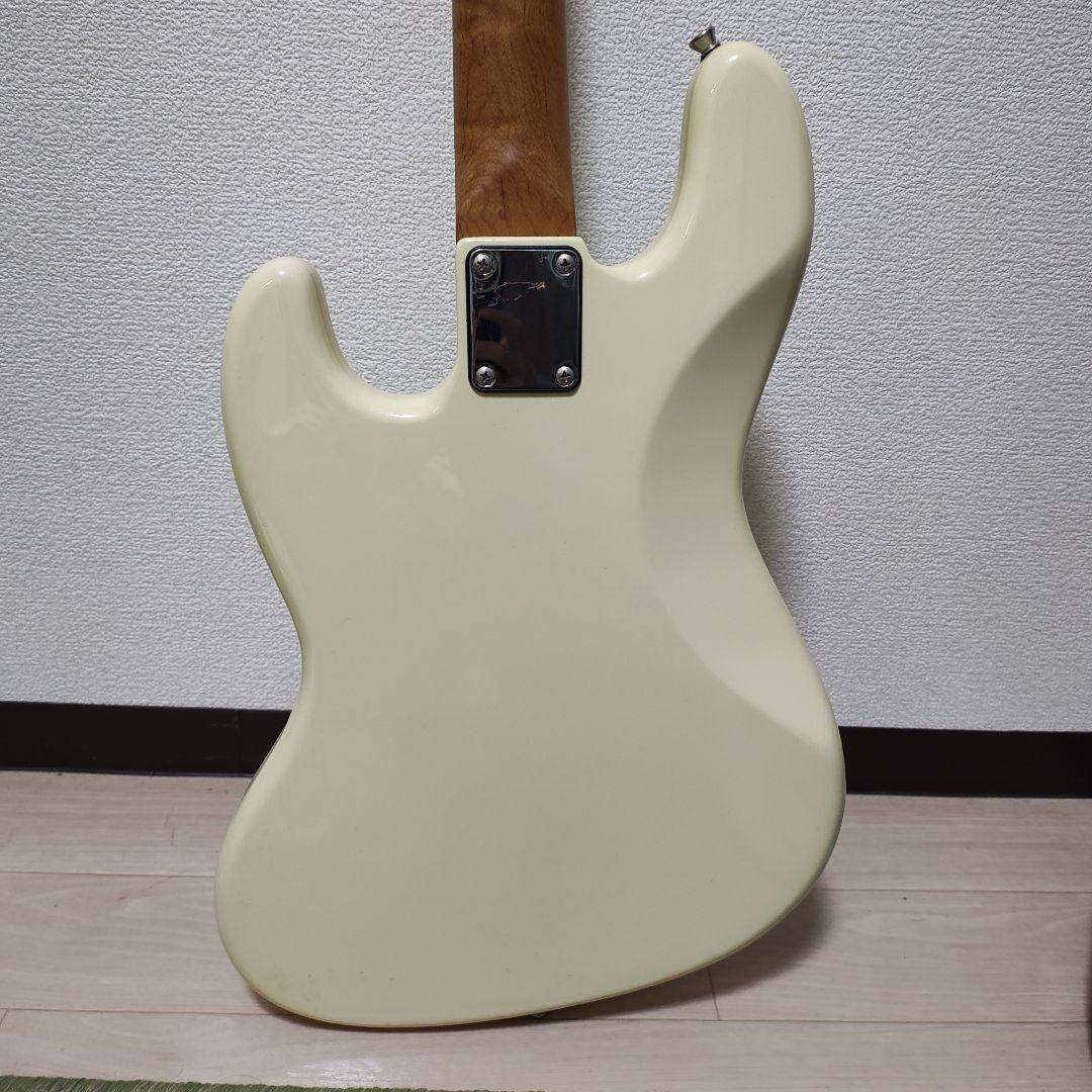 Bacchus エレキベース アイボリー　ベース