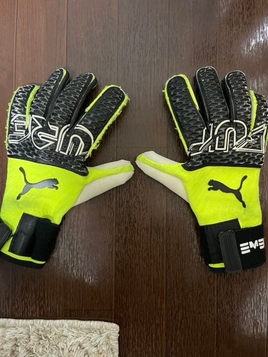 キーパーグローブ  プーマ　フューチャー　9.5号