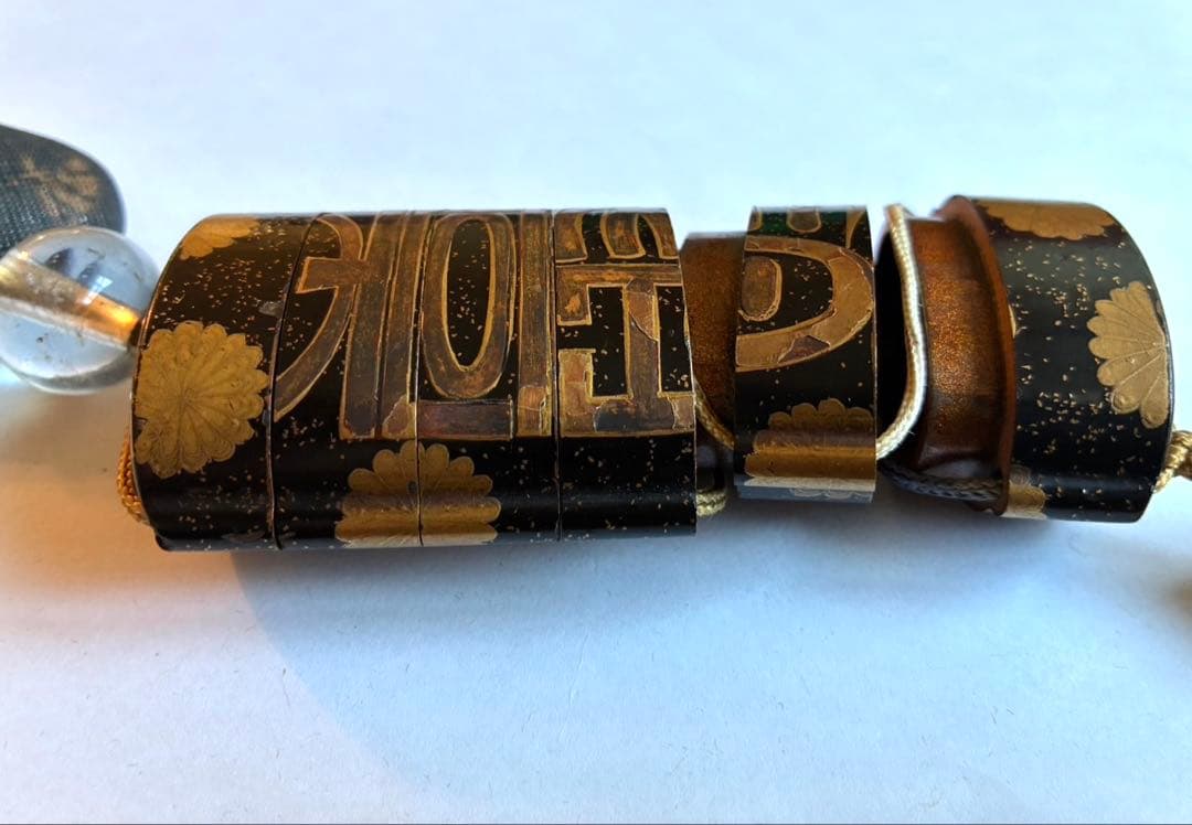 時代物　菊ニ寿蒔絵印籠