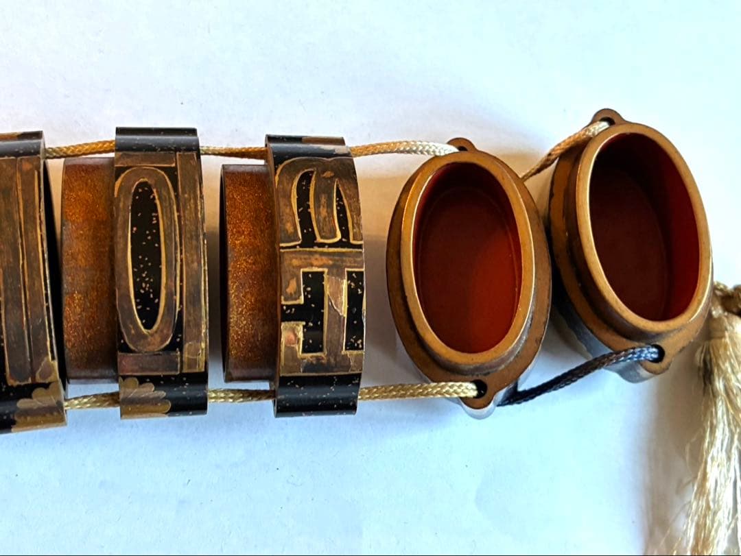 時代物　菊ニ寿蒔絵印籠