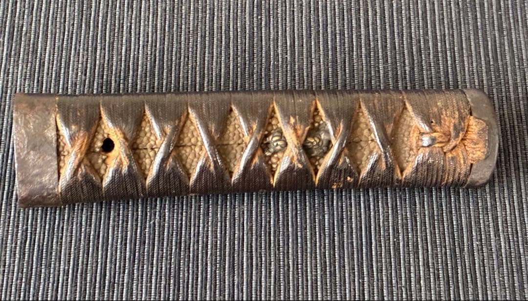 刀装具　脇差　柄前　鉄地縁頭　虎の図目貫　金山風透かし鍔　(江戸時代)