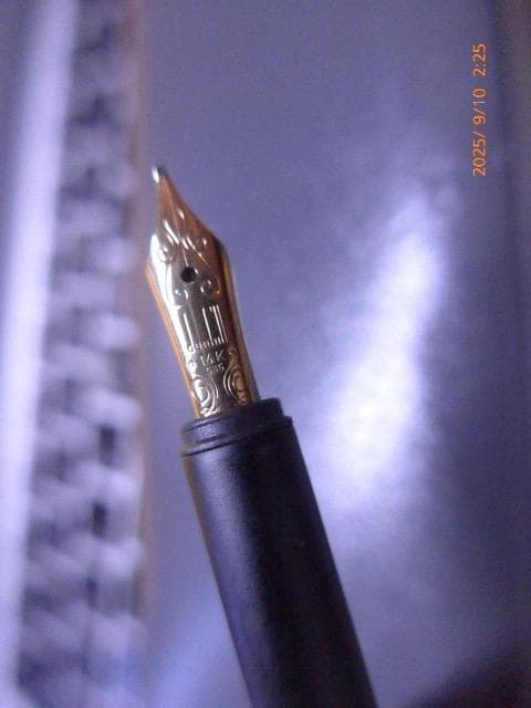ダンヒルの高級万年筆ジェムラインの14Kペン先 F 銀張りのバーレイ。美品。箱付