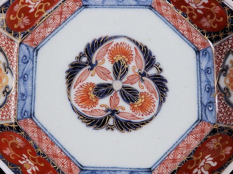 古伊万里　金襴手　毘沙門亀甲紋に花の図　八角６寸皿　江戸期N934AS-CYw