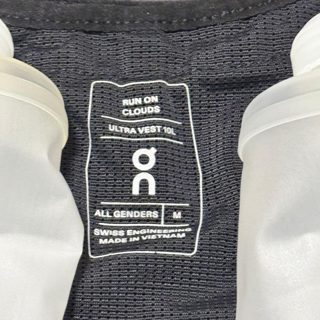 On Ultra Vest 10L Mサイズ フラスク新品2本付