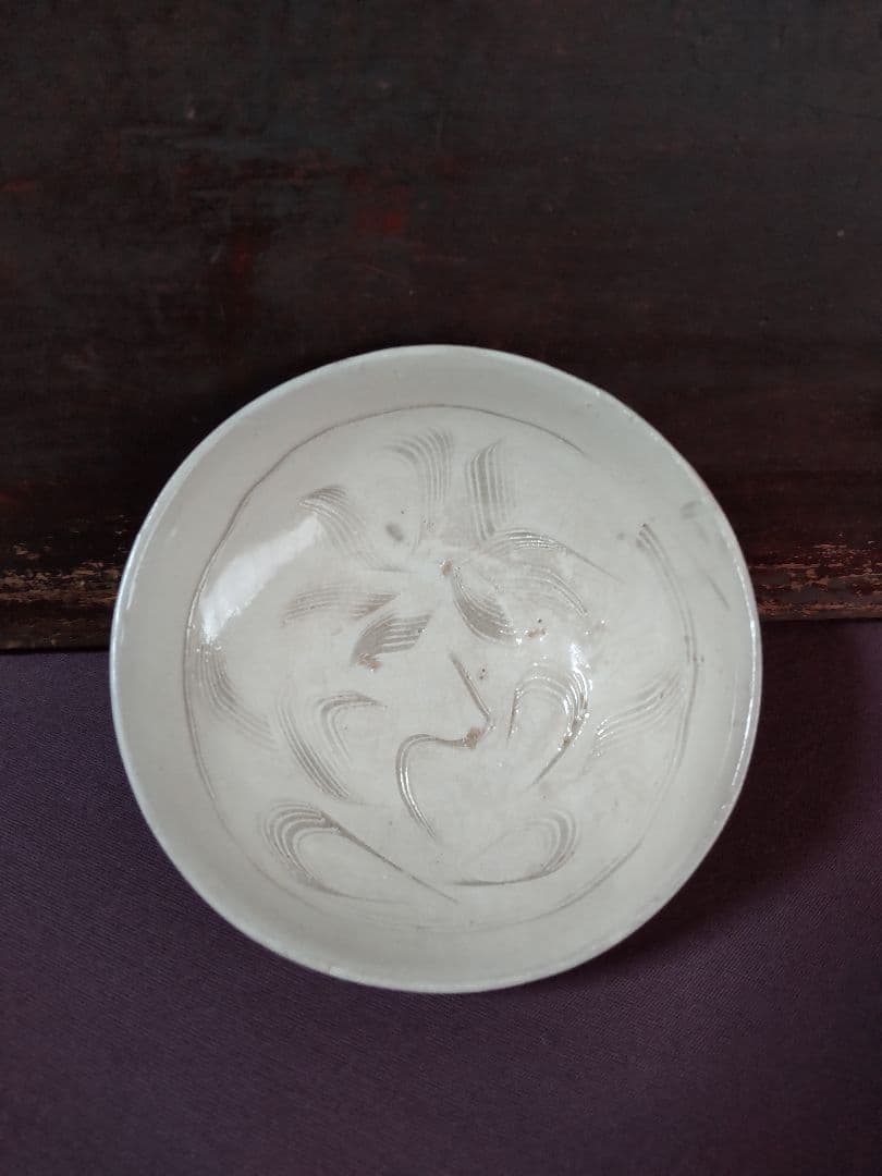 金時代 　鶴壁窯(磁州窯)　白釉 陰刻 花紋盃　　無庇完品