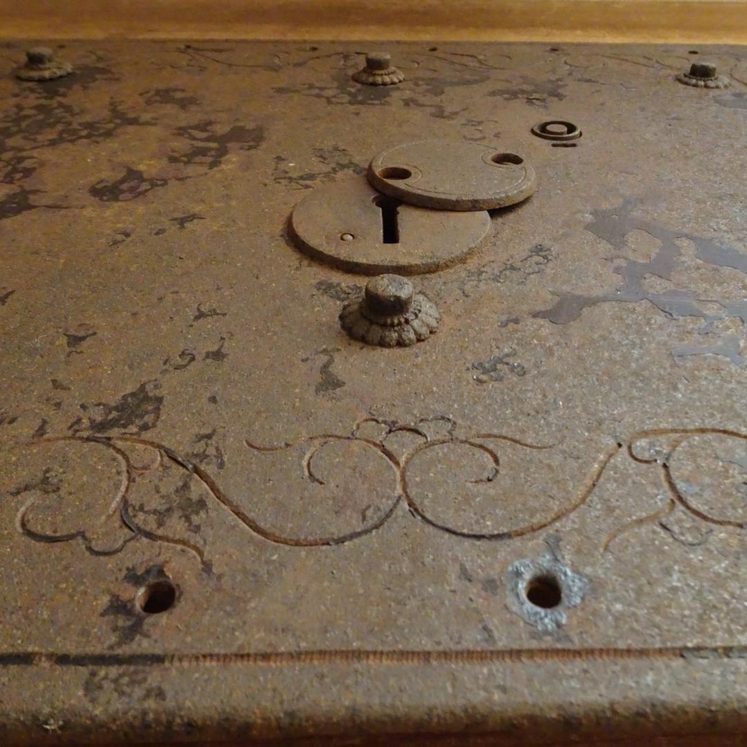 錆び鉄　古鉄　蔵 金具　鍵付き　アンティーク　古民具　オブジェ　土蔵の蔵戸の金具