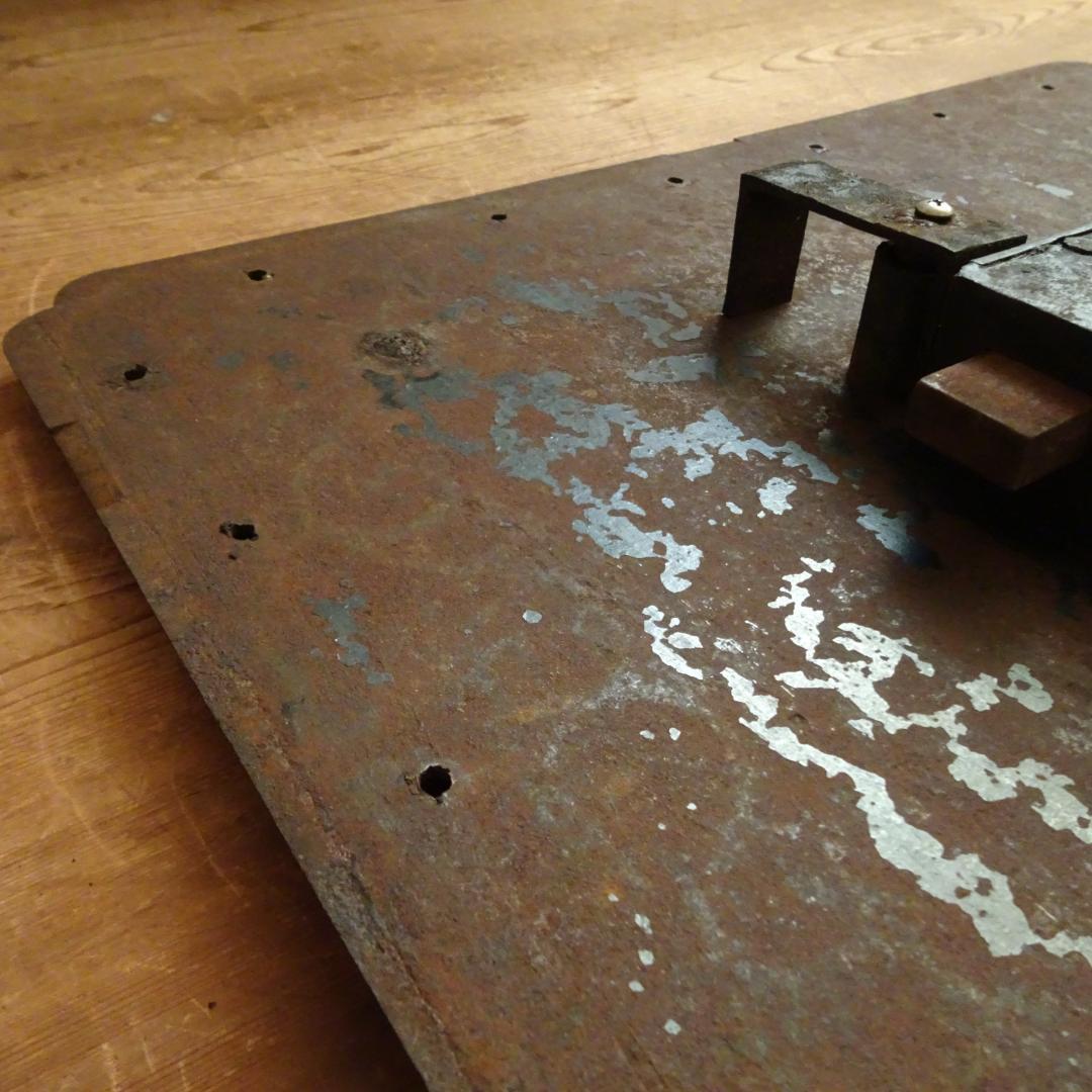 錆び鉄　古鉄　蔵 金具　鍵付き　アンティーク　古民具　オブジェ　土蔵の蔵戸の金具