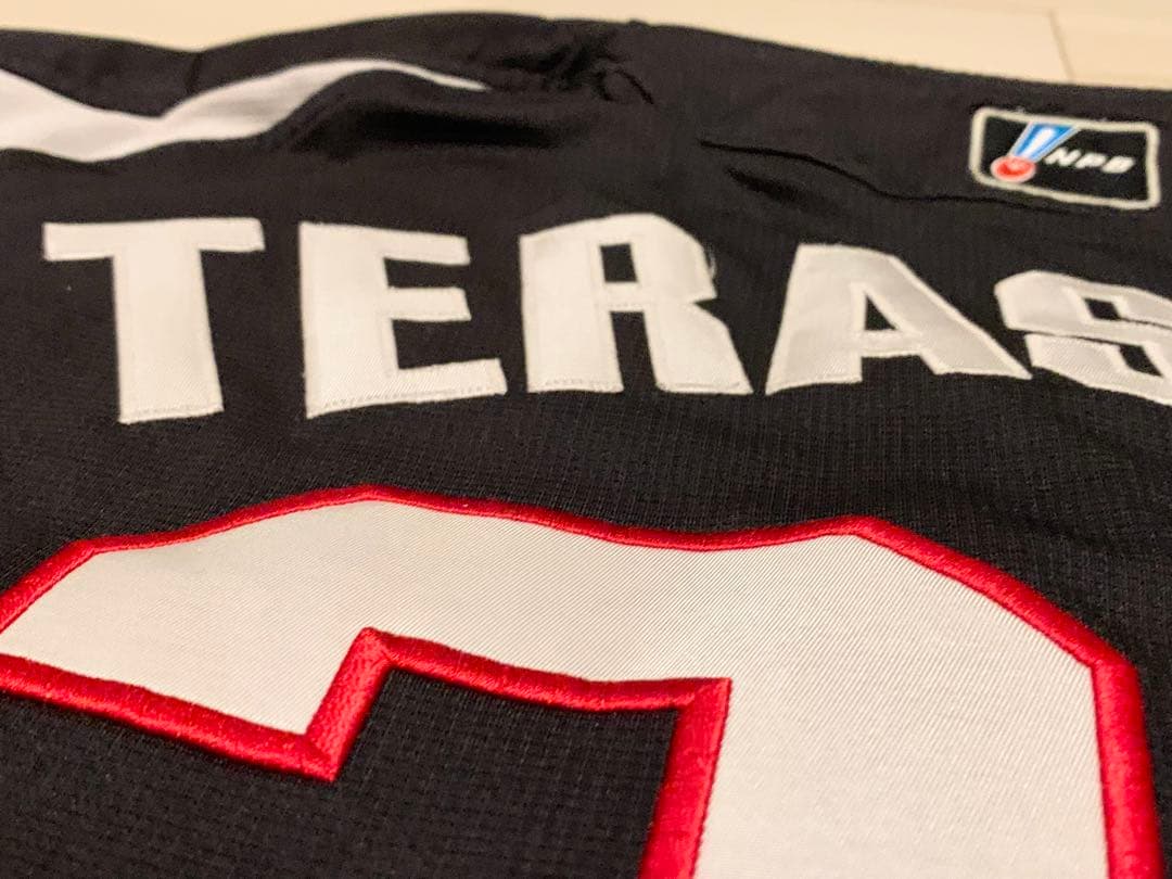 元千葉ロッテ寺嶋寛大実使用・サイン入りユニフォーム