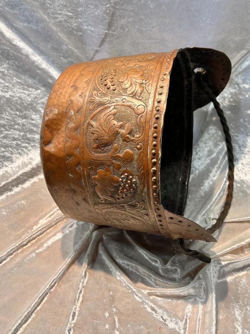 銅のバケツ　持ち手付き　ブドウの柄　打ち出し　彫り
