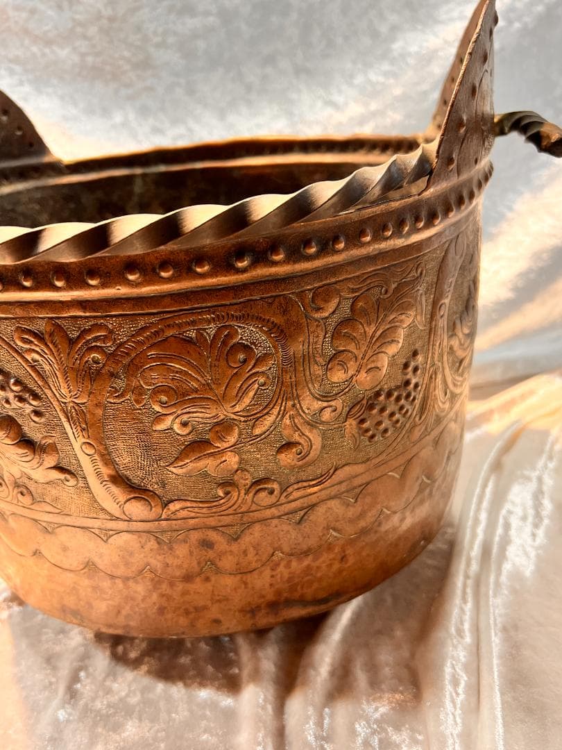 銅のバケツ　持ち手付き　ブドウの柄　打ち出し　彫り