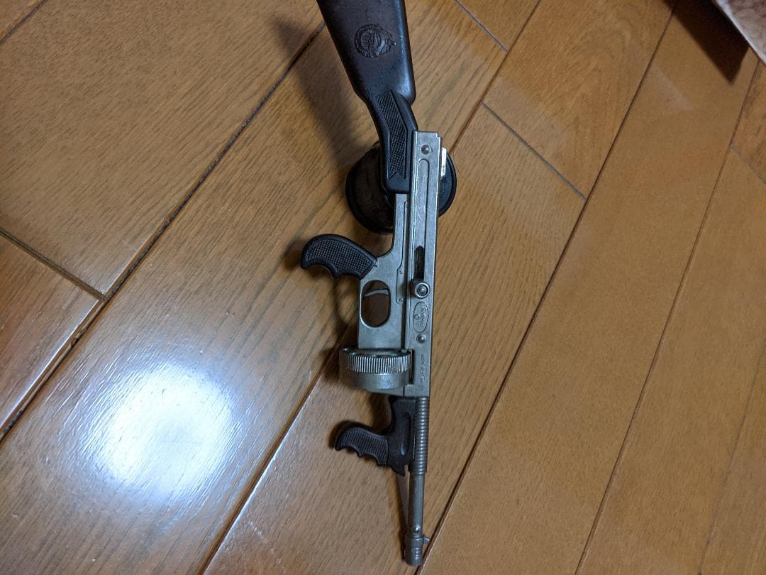 火薬のマシンガンです。