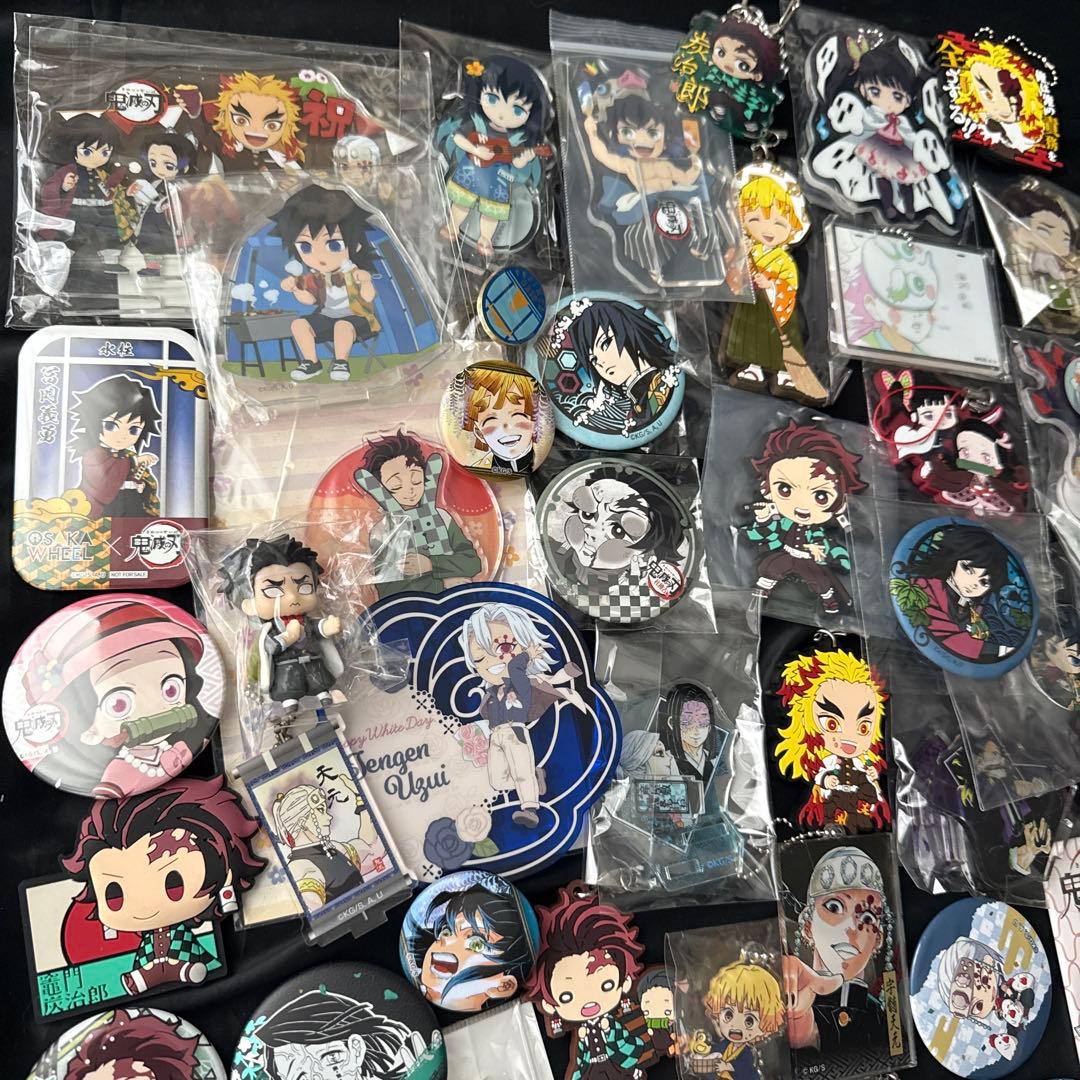鬼滅の刃　缶バッジ　ラバスト　アクリルスタンド等　約150点大量まとめ売り