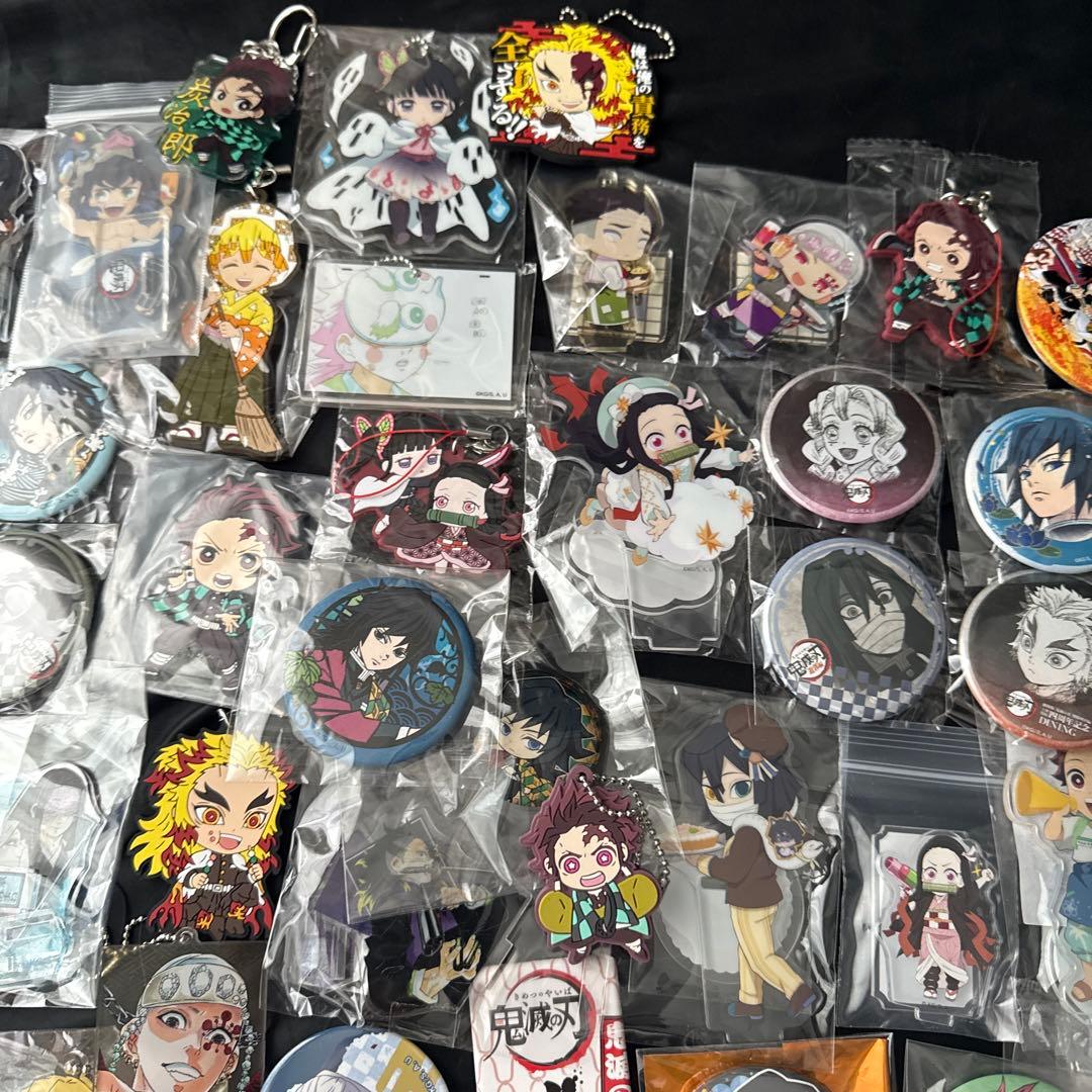 鬼滅の刃　缶バッジ　ラバスト　アクリルスタンド等　約150点大量まとめ売り