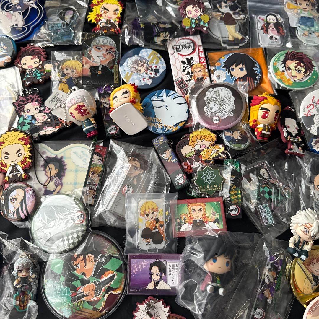 鬼滅の刃　缶バッジ　ラバスト　アクリルスタンド等　約150点大量まとめ売り