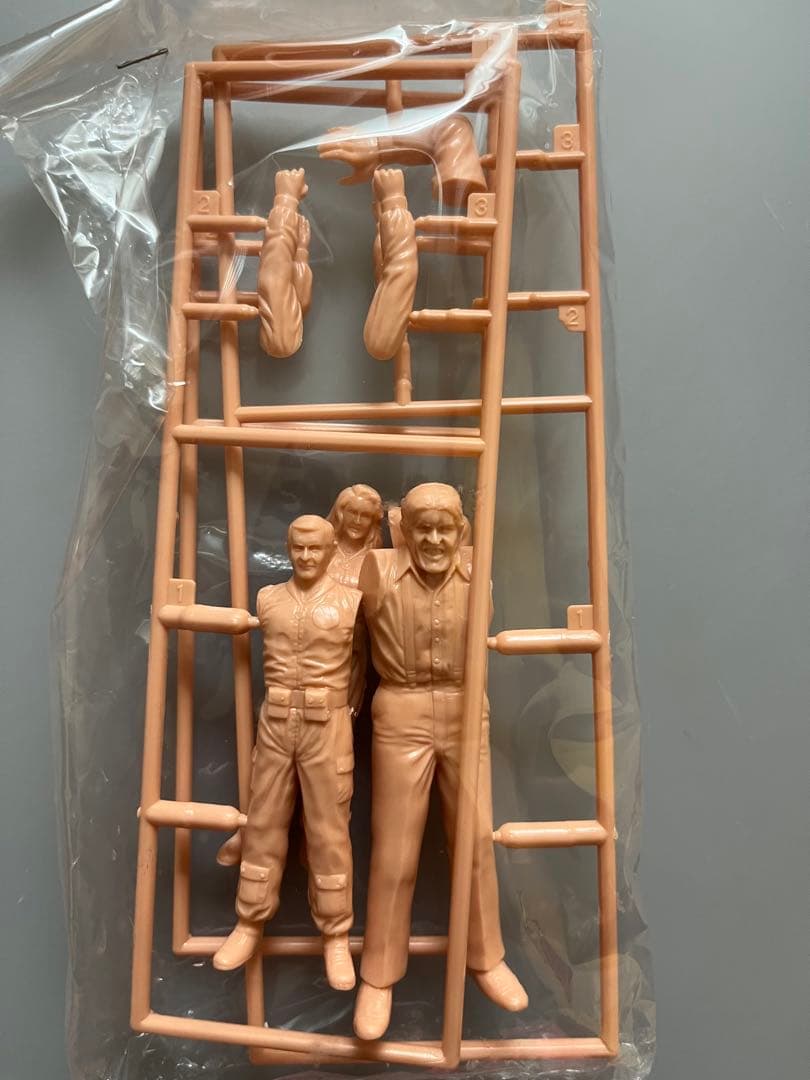 童友社 007 ムーンレイカー　1/288スペースシャトル　フィギュア３体付き