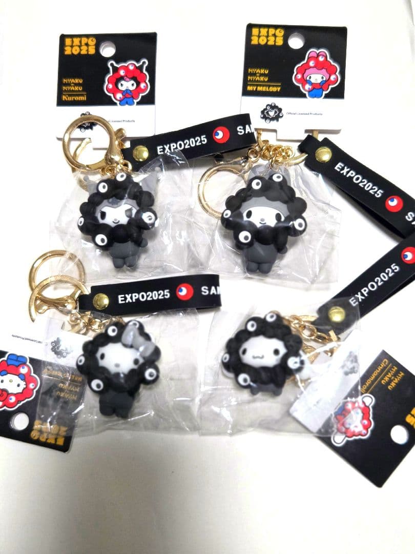【万博会場内限定タグ付】 ４種類サンリオ黒ミャクミャクなりきりキーホルダーセット
