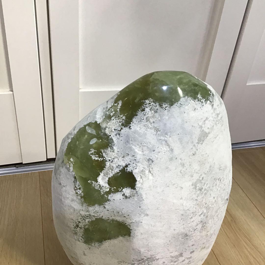 翡翠　原石　台付　石　コレクション　鑑賞石　水石　勾玉　オブジェ　インテリア