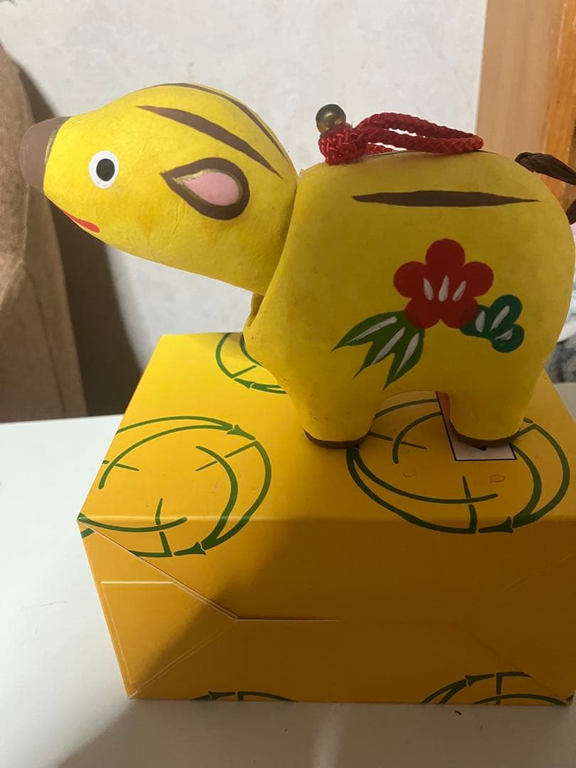 黄色の牛型置物 花柄
