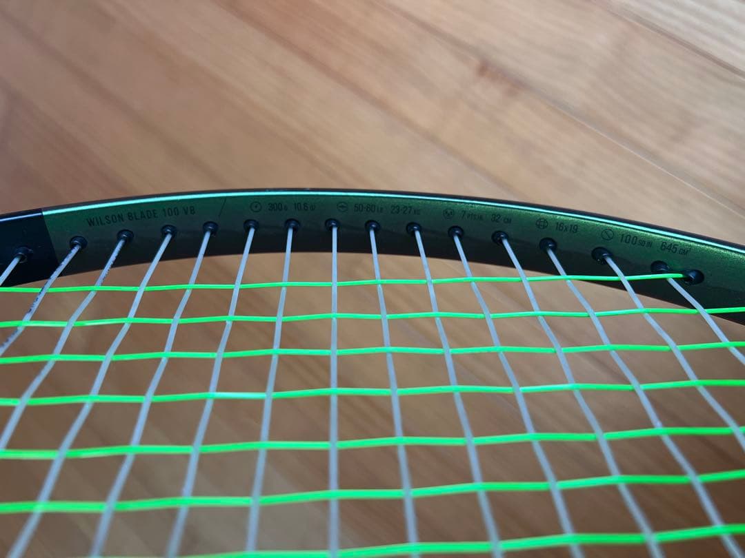 Wilson Blade V8 100 300g G2テニスラケット