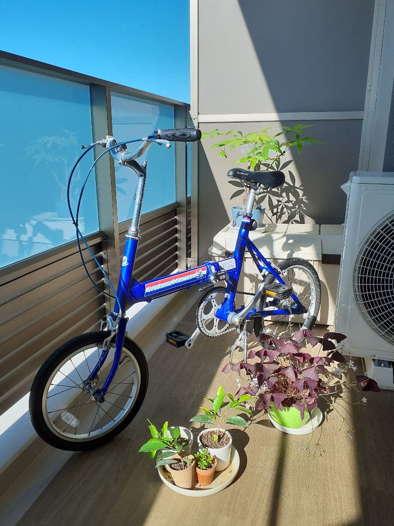 青い折りたたみ自転車