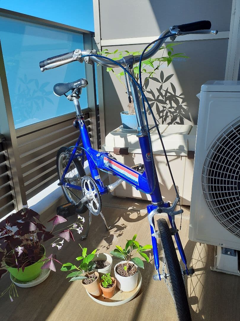 青い折りたたみ自転車