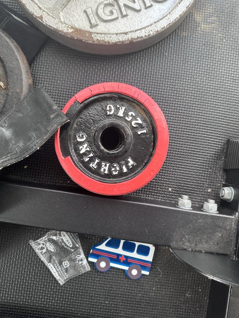 ウエイトトレーニング weight lifting cage, bars and weights