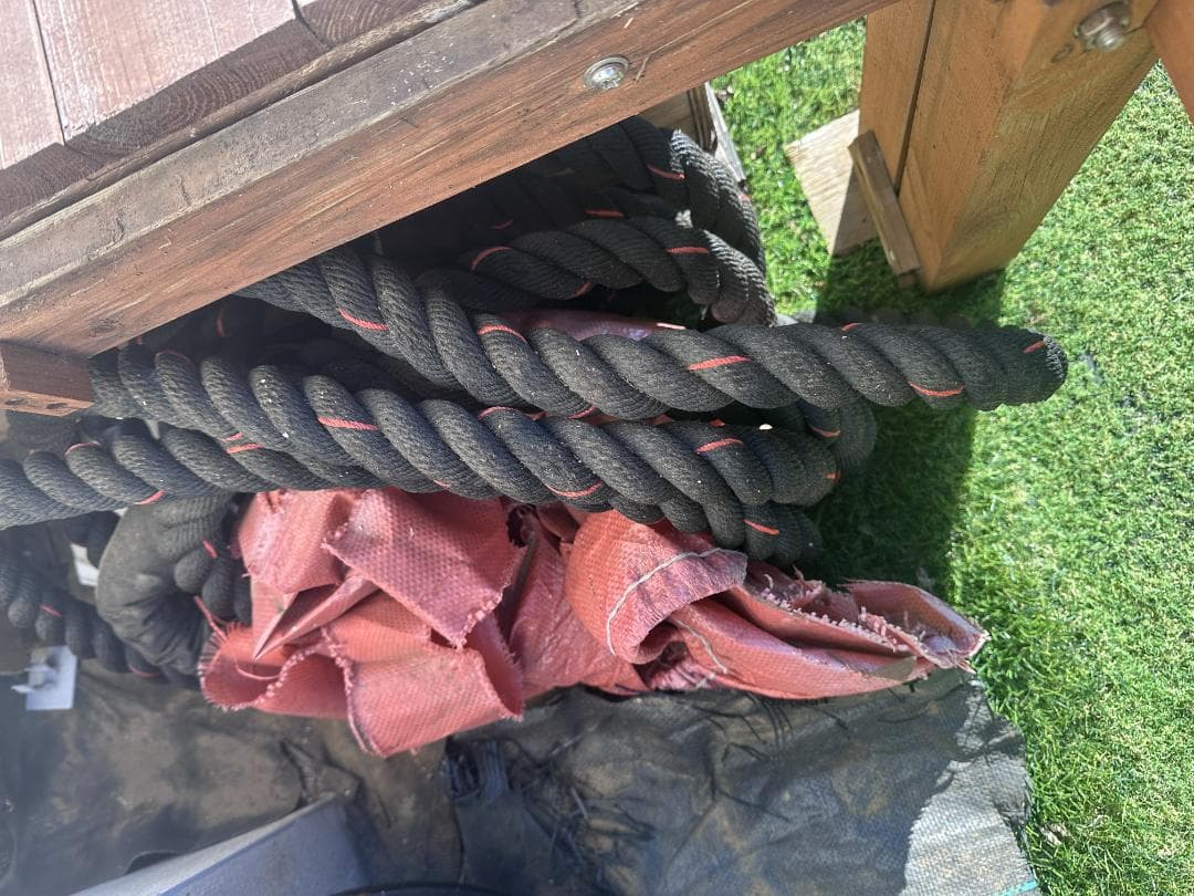 ウエイトトレーニング weight lifting cage, bars and weights