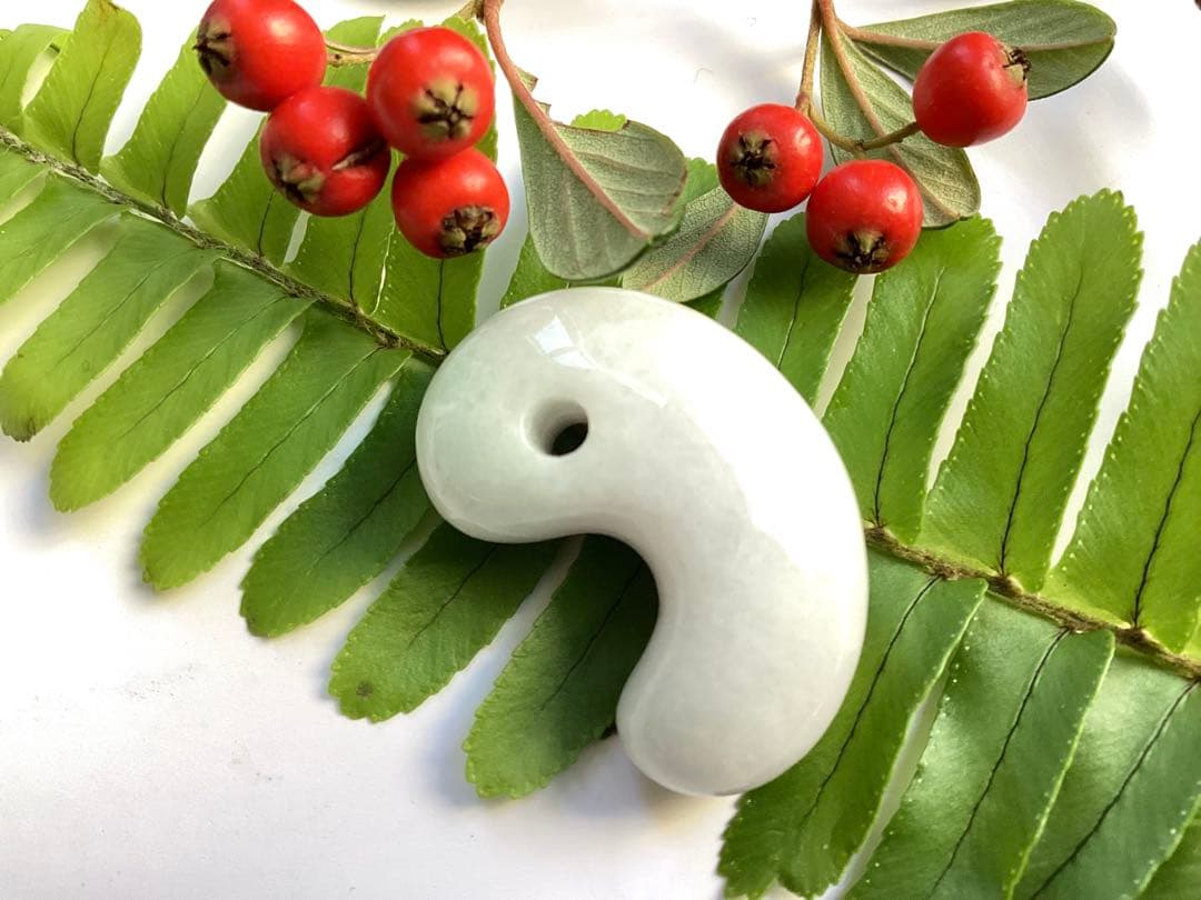 ✳️最後の1個 極上ラベンダー　糸魚川翡翠勾玉　お身近に本物の御守り石を　鑑別書付