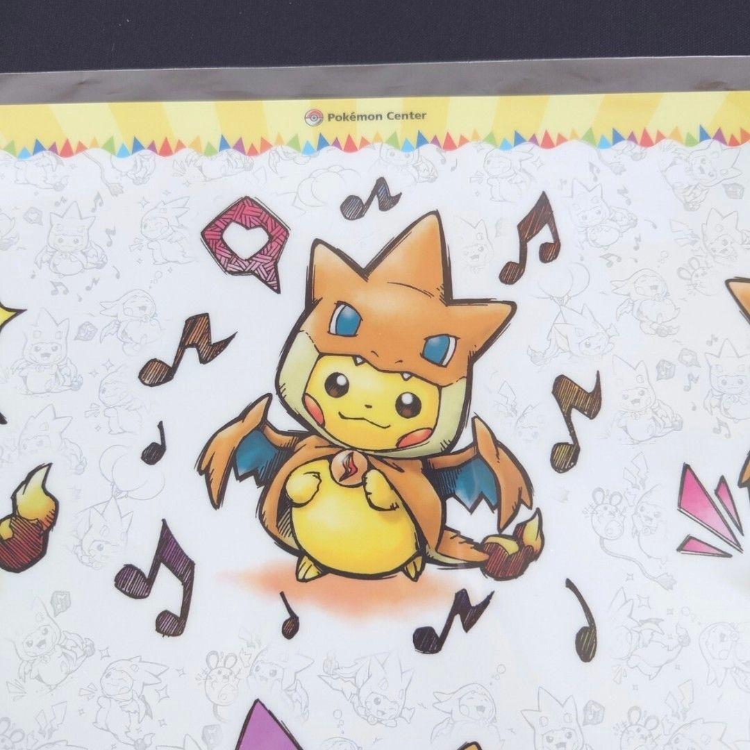 メガリザードンYのポンチョに身を包んだピカチュウ クリアポスターポケモンセンター