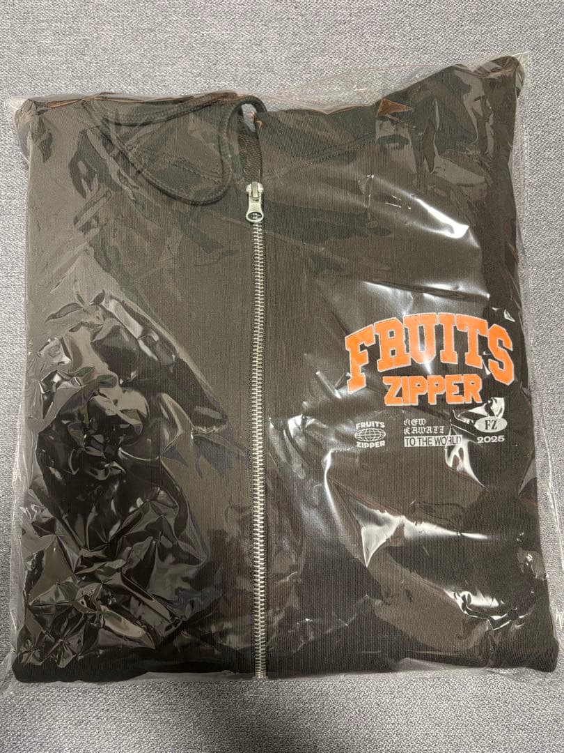 FRUITSZIPPER鎮西寿々歌 黒パーカー