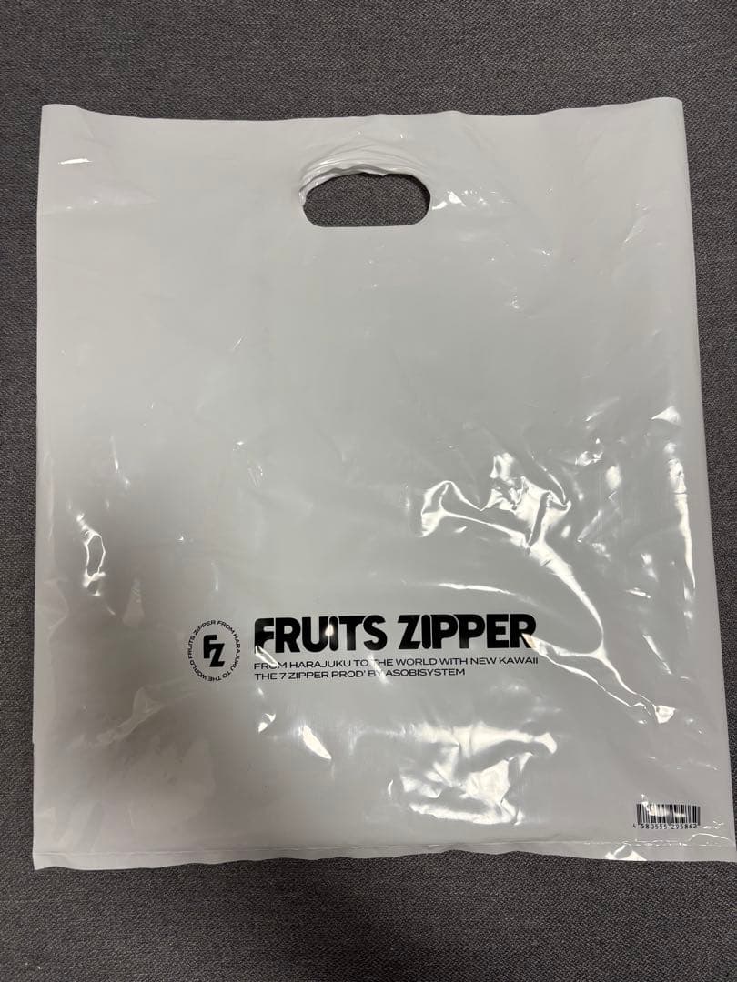 FRUITSZIPPER鎮西寿々歌 黒パーカー