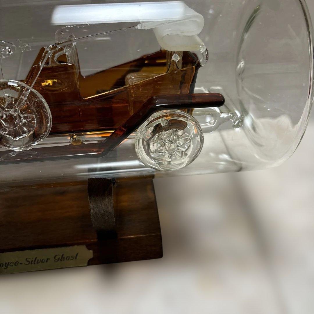 ガラスのボトルシップに入ったロールス・ロイスのガラス細工