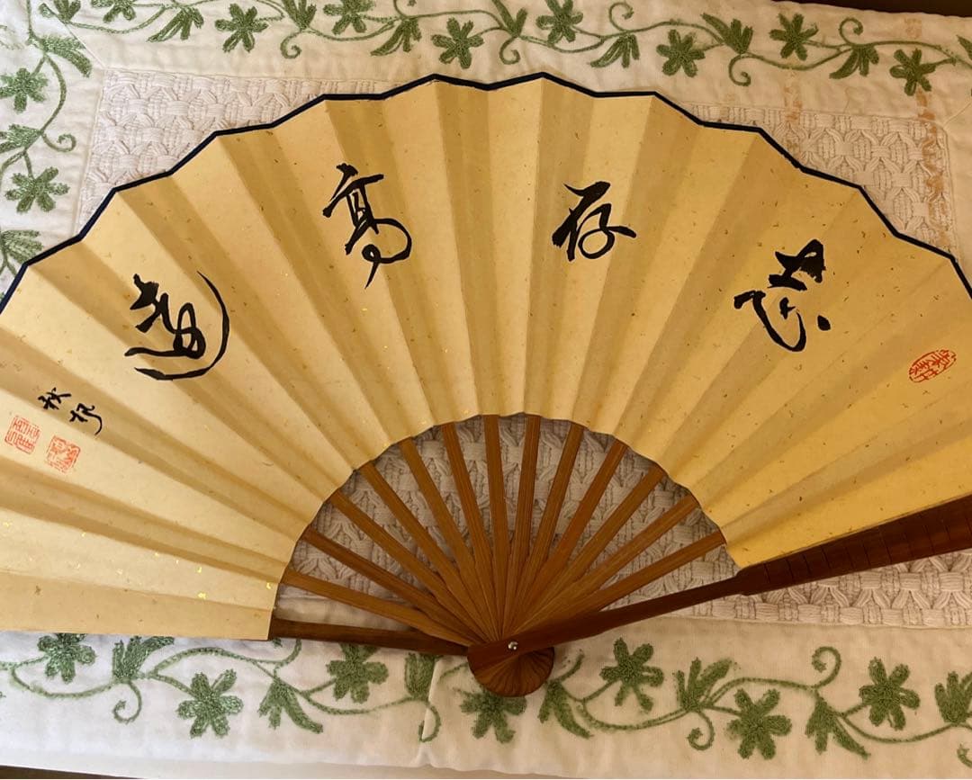 美しい花の絵柄 扇子 書道付き 収納ケース付き