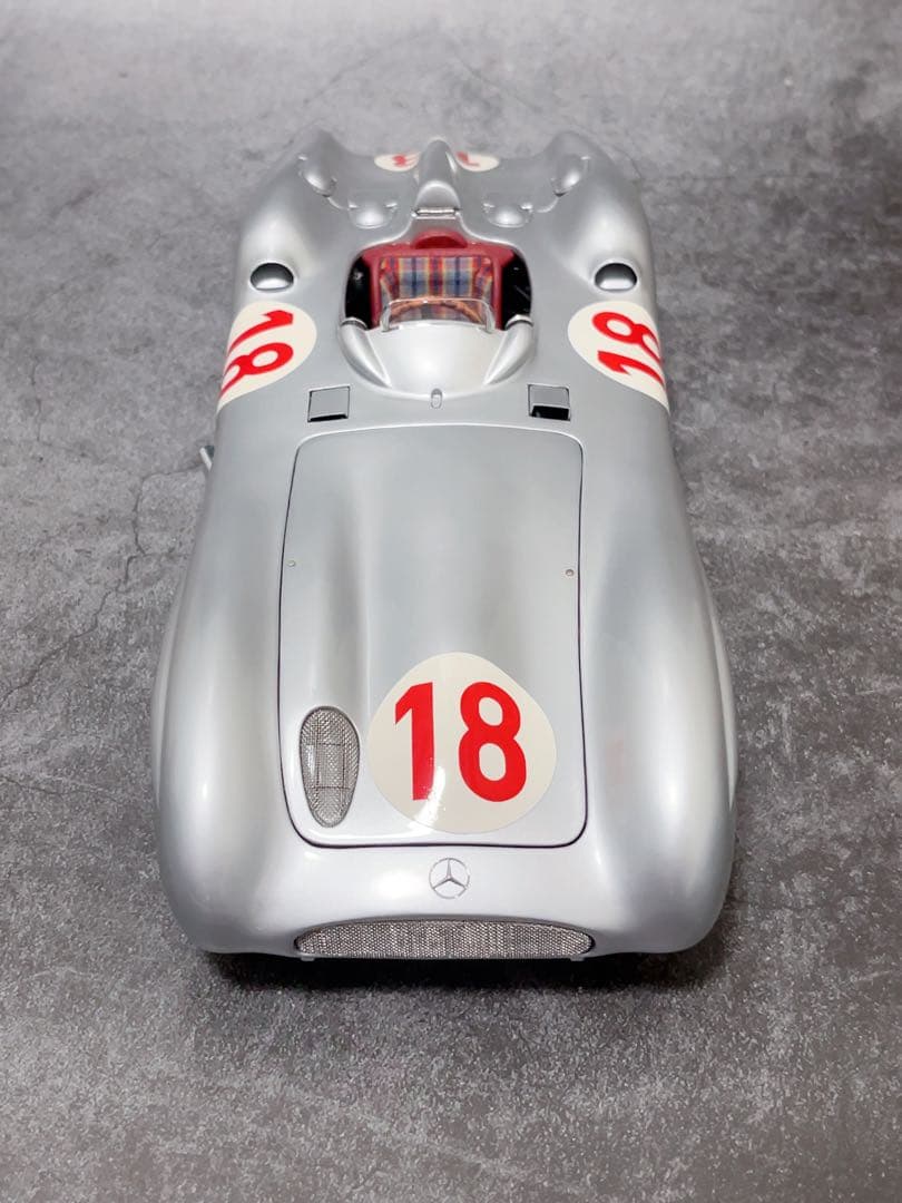 CMC 1/18 メルセデス・ベンツ　W196 優勝車#18 ミニカー