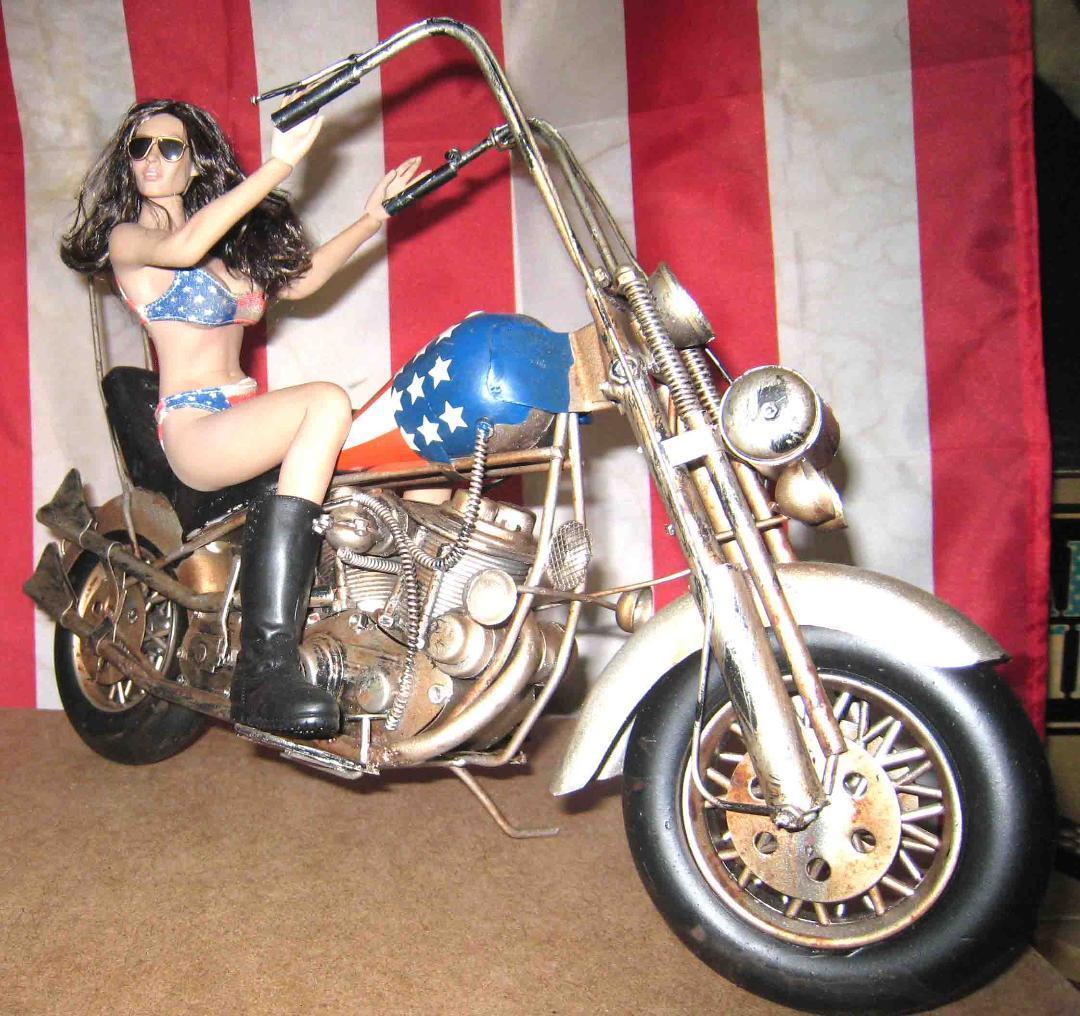 チョッパーバイクとビキニ・ガール　1／6　バービーサイズ