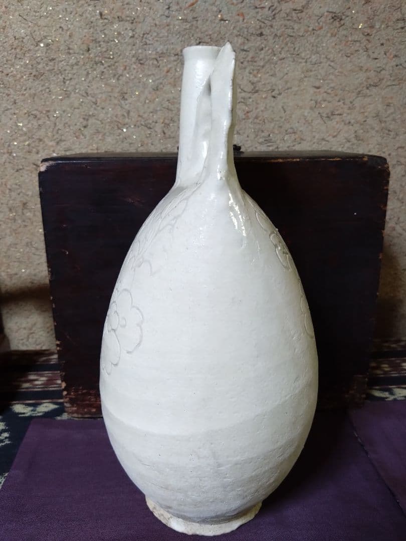 遼時代 白釉 陰刻 芍薬紋　皮嚢壺　鶏冠壺