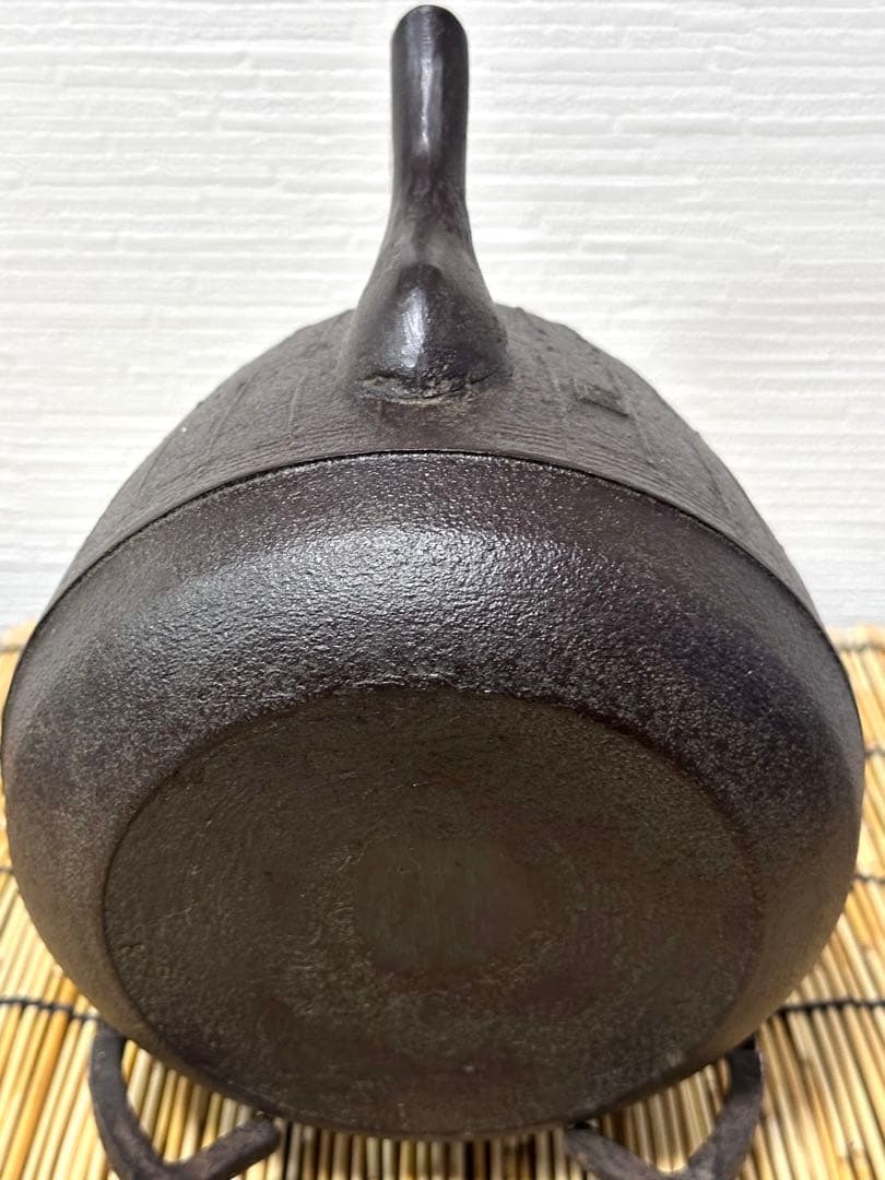 未使用、供箱等付属品付　南部盛栄堂販売 南部鉄瓶作家 及川 恒作 １５型雨地文