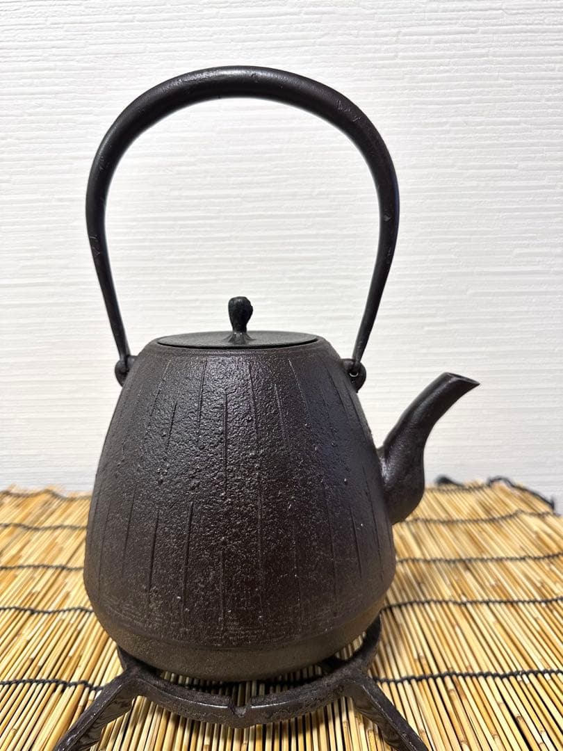 未使用、供箱等付属品付　南部盛栄堂販売 南部鉄瓶作家 及川 恒作 １５型雨地文